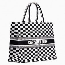 Borsa a libro Dior ricamata in tela a quadri