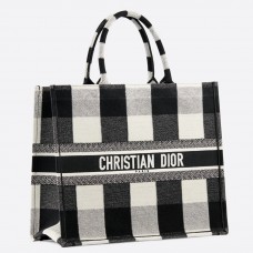 Borsa tote Dior Book in tela ricamata a quadri bianchi e neri Borsa tote Dior Book in tela ricamata a quadri bianchi e neri