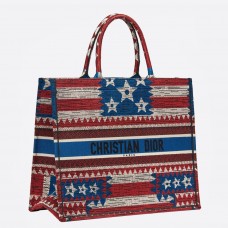 Borsa tote Dior Book in tela ricamata con bandiera americana Borsa tote Dior Book in tela ricamata con bandiera americana