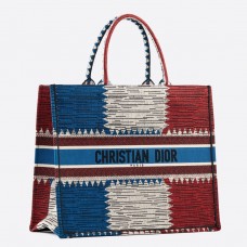 Borsa tote Dior Book in tela con bandiera francese ricamata Borsa tote Dior Book in tela con bandiera francese ricamata