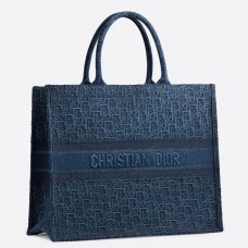 Borsa tote Dior Book in tela blu denim con ricamo obliquo Dior Borsa tote Dior Book in tela blu denim con ricamo obliquo Dior