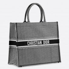 Borsa tote Dior Book in tela ricamata a motivo pied de poule Borsa tote Dior Book in tela ricamata a motivo pied de poule