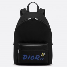 Zaino Dior X Kaws in nylon nero con logo Dior blu.