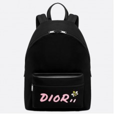 Zaino Dior X Kaws in nylon nero con logo Dior rosa.