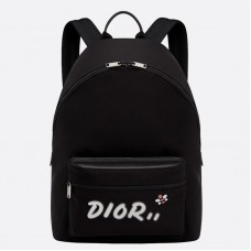 Zaino Dior X Kaws in nylon nero con logo Dior bianco.