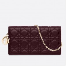 Pochette Lady Dior con catena in pelle di agnello bordeaux.