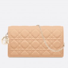 Pochette Lady Dior con catena in pelle di agnello color nude.
