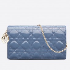 Pochette Lady Dior con catena in pelle verniciata blu denim.