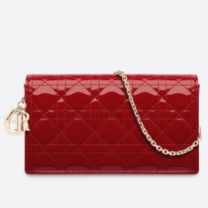 Pochette Lady Dior con catena in pelle di vitello verniciata rossa.