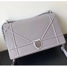 Borsa Dior Diorama Flap in pelle di vitello martellata grigio perla. Borsa Dior Diorama Flap in pelle di vitello martellata grigio perla.