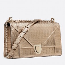 Borsa Dior Diorama in pelle di vitello metallizzata color champagne.