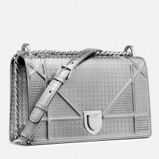 Borsa Dior Diorama in pelle di vitello metallizzata argento.
