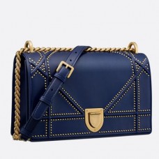 Borsa Dior Diorama in pelle di agnello blu con borchie. Borsa Dior Diorama in pelle di agnello blu con borchie.