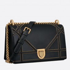 Borsa Dior Diorama in pelle di agnello nera con borchie.