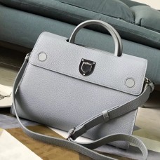 Borsa tote Dior Diorever in pelle di vitello grigio chiaro.
