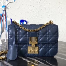 Borsa Dior piccola Dioraddict con patta in pelle di agnello blu