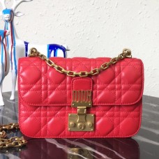 Borsa Dior piccola Dioraddict con patta in pelle di agnello color ciliegia