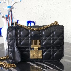 Borsa Dior piccola Dioraddict con patta in pelle di agnello nera.