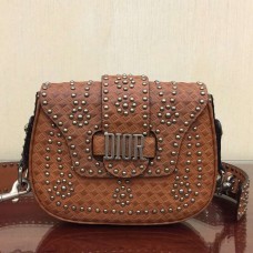 Borsa a tracolla Dior D-Fence in pelle di vitello marrone con borchie. Borsa a tracolla Dior D-Fence in pelle di vitello marrone con borchie.