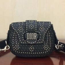 Borsa a tracolla Dior D-Fence in pelle di vitello nera con borchie. Borsa a tracolla Dior D-Fence in pelle di vitello nera con borchie.