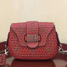 Borsa a tracolla Dior D-Fence in pelle di vitello rossa con borchie. Borsa a tracolla Dior D-Fence in pelle di vitello rossa con borchie.