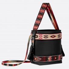 Borsa a tracolla Diorodeo di Dior in pelle di vitello nera. Borsa a tracolla Diorodeo di Dior in pelle di vitello nera.