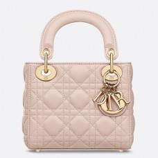Mini Lady Dior con catena in pelle di agnello color cipria. Mini Lady Dior con catena in pelle di agnello color cipria.