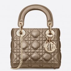 Mini borsa a catena Lady Dior di Dior in pelle di vitello metallizzata color oro. Mini borsa a catena Lady Dior di Dior in pelle di vitello metallizzata color oro.
