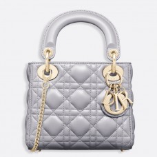 Mini borsa Lady Dior con catena in pelle di agnello grigio perlato. Mini borsa Lady Dior con catena in pelle di agnello grigio perlato.