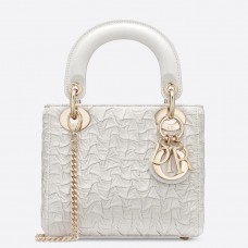 Mini borsa a catena Lady Dior di Dior in pelle di agnello ondulata e stropicciata bianca.
