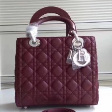 Borsa Lady Dior media in pelle di agnello bordeaux. Borsa Lady Dior media in pelle di agnello bordeaux.