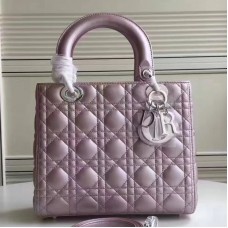 Borsa Lady Dior media in pelle di agnello color champagne. Borsa Lady Dior media in pelle di agnello color champagne.
