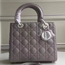 Borsa Lady Dior media in pelle di agnello grigia. Borsa Lady Dior media in pelle di agnello grigia.