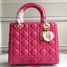 Borsa Lady Dior media in pelle di agnello color rosso rosato.