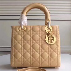 Borsa Lady Dior media in pelle verniciata color albicocca Borsa Lady Dior media in pelle verniciata color albicocca