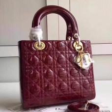Borsa Lady Dior media in pelle verniciata bordeaux.