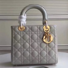 Borsa Lady Dior media in pelle verniciata blu chiaro Borsa Lady Dior media in pelle verniciata blu chiaro