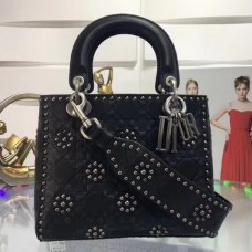 Borsa Lady Dior media in pelle di vitello nera con borchie. Borsa Lady Dior media in pelle di vitello nera con borchie.