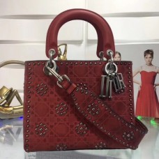 Borsa Lady Dior media in pelle di vitello rossa con borchie. Borsa Lady Dior media in pelle di vitello rossa con borchie.