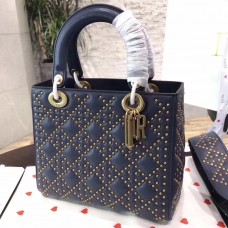 Borsa Lady Dior media di medie dimensioni in morbida pelle di vitello blu navy con borchie. Borsa Lady Dior media di medie dimensioni in morbida pelle di vitello blu navy con borchie.