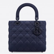 Borsa Lady Dior media in pelle di vitello ultra opaca blu indaco. Borsa Lady Dior media in pelle di vitello ultra opaca blu indaco.