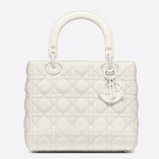 Borsa Lady Dior media in pelle di vitello bianca ultra opaca. Borsa Lady Dior media in pelle di vitello bianca ultra opaca.