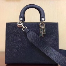 Borsa Lady Dior grande in pelle di agnello martellata color blu navy.