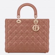 Borsa Lady Dior grande in pelle di agnello color cipria.
