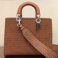 Borsa Lady Dior grande in pelle di vitello marrone con borchie. Borsa Lady Dior grande in pelle di vitello marrone con borchie.