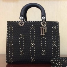 Borsa Lady Dior grande in pelle di vitello nera con borchie. Borsa Lady Dior grande in pelle di vitello nera con borchie.