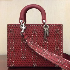 Borsa Lady Dior grande in pelle di vitello rossa con borchie. Borsa Lady Dior grande in pelle di vitello rossa con borchie.