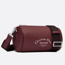 Pochette roller Dior in pelle di vitello martellata color bordeaux. Pochette roller Dior in pelle di vitello martellata color bordeaux.