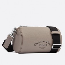 Pochette roller Dior in pelle di vitello martellata grigia. Pochette roller Dior in pelle di vitello martellata grigia.