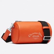Pochette roller Dior in pelle di vitello martellata color arancio. Pochette roller Dior in pelle di vitello martellata color arancio.